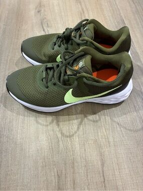 Nike Revolution 6 next nature size 4